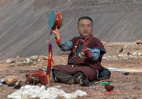 Сангийн сайд тэргүүтэй манай “томчууд” төвд ламд үзүүлж,  Монголын ирээдүйг даатгасан гэв үү