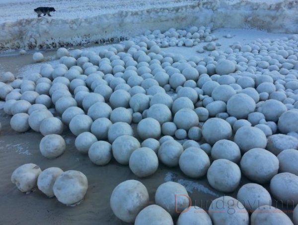BИДЕО: Сибирьт том том цасан бөмбөлгүүд унажээ