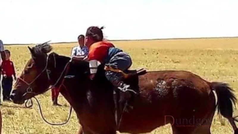 Хоёр настай хүүхдээр морь унуулж уралдуулсан эцгийг 100 хүртэл мянган төгрөгөөр торгожээ