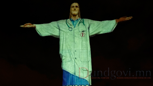 Рио Де Жанейрогийн Христийн хөшөөнд эмчийн халаат өмсгөжээ